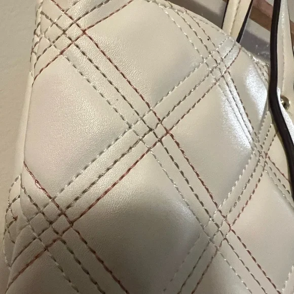 COPY - 🆕 NWT LIZ CLAIBORNE TOTE - Picture 7 of 9